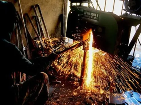 Mưu sinh bên lò lửa 1.000 độ C giữa những ngày nắng nóng gay gắt ở Thanh Hóa