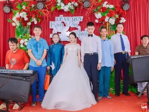 Mẹ dắt tay con gái khiếm thị vào lễ đường ở Nghệ An, nhiều người rơi nước mắt