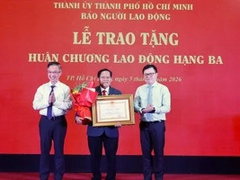 Nhà báo Tô Đình Tuân vinh dự nhận Huân chương Lao động hạng Ba
