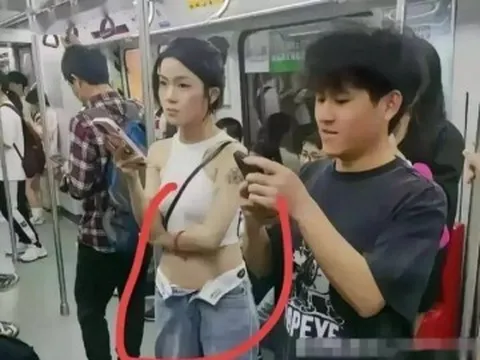 Trời nóng, nữ sinh mặc hở đi tàu điện bị cụ bà nhắc nhở, cô gái liền rút ra một thứ khiến bà lập tức im lặng