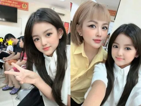 Đi làm CCCD, bé gái Hà Nội gây chú ý vì quá xinh, nhìn sang mẹ nhiều người sốc hơn vì không biết ai mẹ ai con