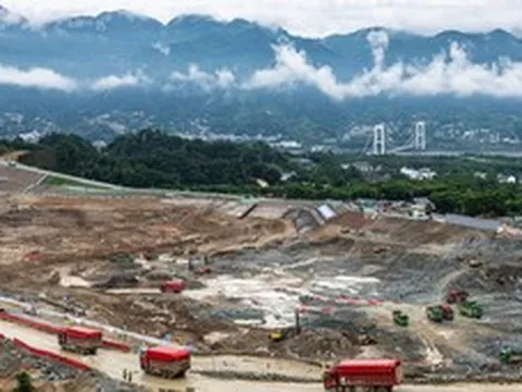 Mất hàng chục năm chuẩn bị, Trung Quốc bắt đầu thực hiện nhiệm vụ phức tạp và quy mô chưa từng có trong lịch sử tại đập Tam Hiệp, kỳ vọng xác lập kỷ lục thế giới