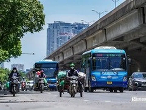 50 phút chạy xe giữa nắng gắt gần 40 độ ở Hà Nội, người đàn ông bị bỏng rát da