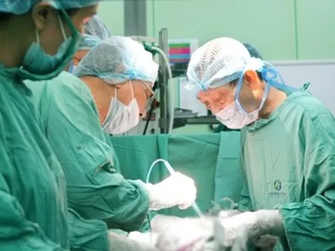 Bóc tách thành công 9 khối u xơ tử cung nặng 2,1kg và đón bé trai chào đời