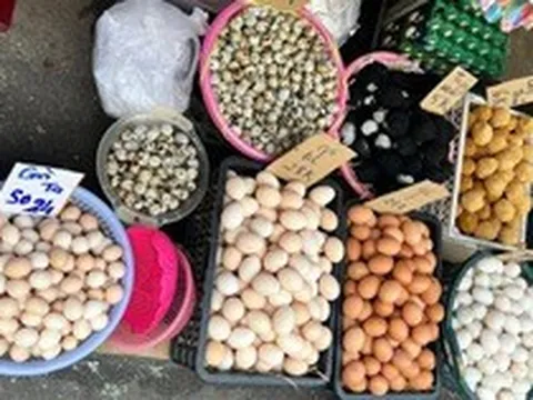 Trứng gà rớt giá, người nuôi lỗ nặng, bán lẻ giảm nhỏ giọt