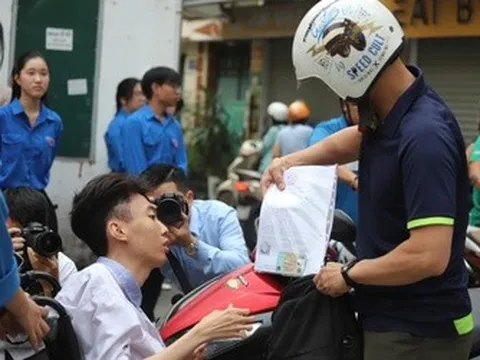 Người cha làm “đôi chân” đưa con đến phòng thi tốt nghiệp THPT 2026