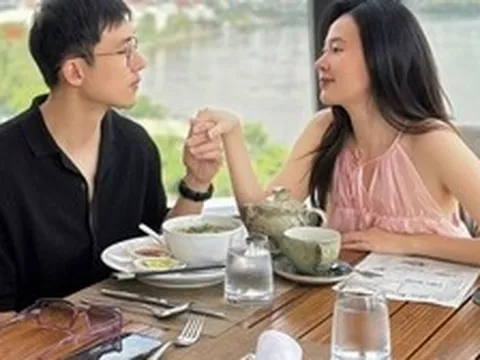 Midu mặc váy rộng thùng thình bên chồng thiếu gia, thay đổi 1 thứ giống mẹ bỉm