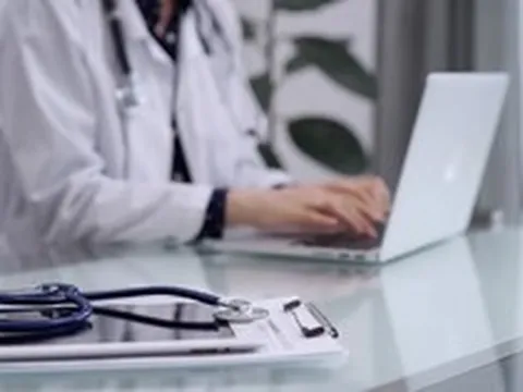 AI đang giải phóng bác sĩ khỏi núi giấy tờ: Khám thêm 5 bệnh nhân mỗi tuần, tiết kiệm 132 giờ mỗi năm