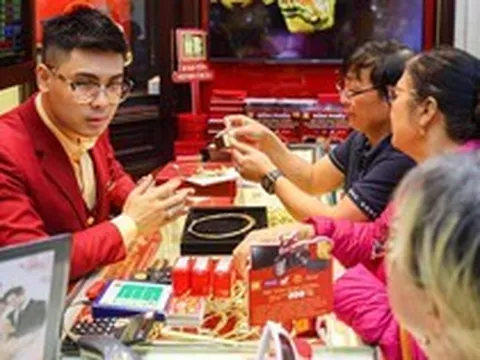 Tại sao giá vàng giảm mạnh, nhà đầu tư có nên bán cắt lỗ lúc này