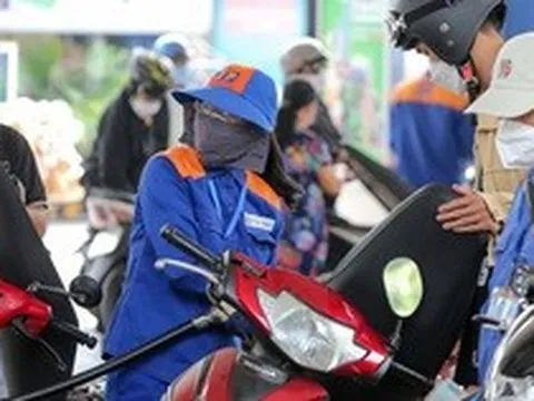 Giá xăng dầu đồng loạt giảm, dầu diesel rẻ hơn gần 1.000 đồng/lít