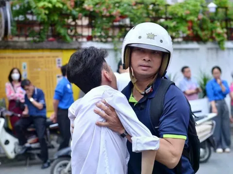 Thí sinh đặc biệt, 12 năm đến trường bằng đôi chân của cha