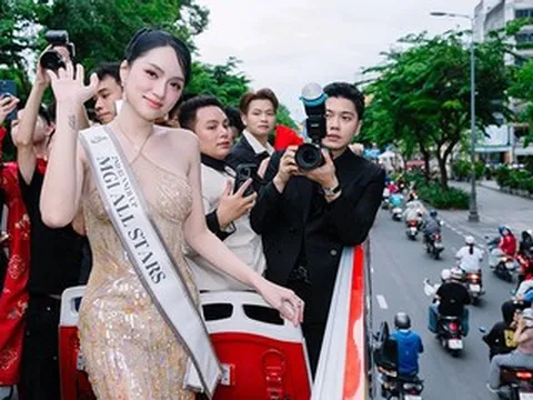 Rà soát vụ hoa hậu Hương Giang diễu hành bằng xe buýt 2 tầng