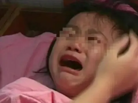 Con gái liên tục kêu "Đau mông quá!", mẹ đưa đi khám thì bác sĩ nói "Sao không đến sớm"