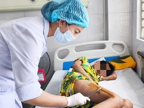 Sốt cao, đau chân, bé trai 11 tuổi suýt tàn phế vì tụ cầu vàng