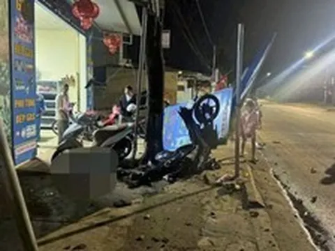 Xe máy tông vào gốc cây bên đường, hai thanh niên ở Đắk Lắk thương vong
