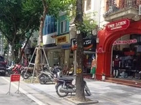 Nhiều cửa hàng 'ngang nhiên' chiếm dụng lòng đường Hà Nội