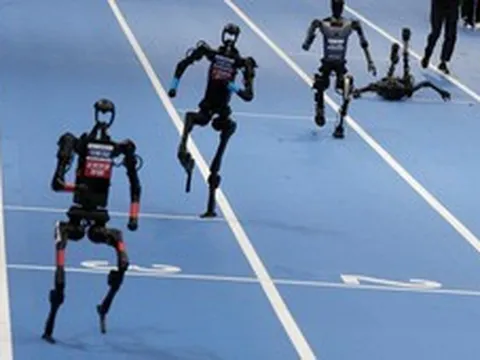 Vì sao Trung Quốc cứ cho robot hình người nhào lộn, múa côn, chạy marathon dù suốt ngày ngã?