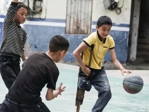 Cậu bé cụt một chân nổi tiếng nhờ tài chơi bóng rổ