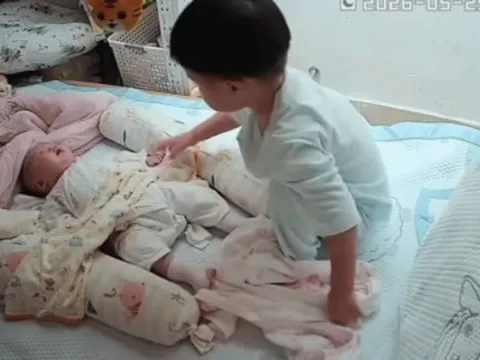 Mẹ ra ngoài để con trai 2 tuổi và em sơ sinh trong phòng ngủ, hành động của anh lớn khiến gia đình lặng người