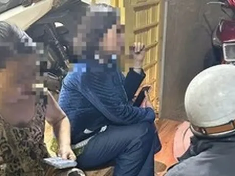 Cứu hai người dân mắc kẹt trong vụ cháy nhà ở ngõ Gốc Đề, Hà Nội