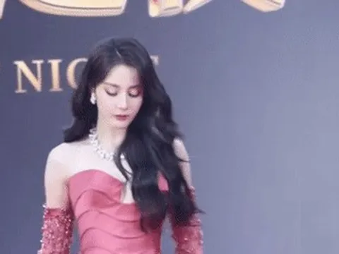 Diễn viên Địch Lệ Nhiệt Ba vai trần quyến rũ, đẹp tựa nữ thần trên thảm đỏ