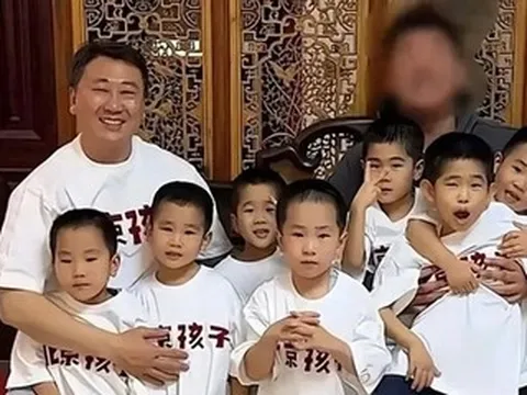 Ông chủ mỏ giàu có từ bỏ sự nghiệp, ở nhà làm 'bảo mẫu' cho 7 con trai