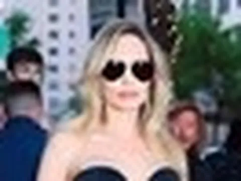 Angelina Jolie giữa lúc 5 người con bỏ họ Brad Pitt