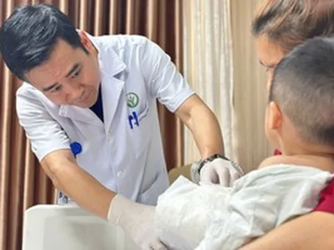 Nối lại bàn tay gần đứt rời cho bé trai bị tai nạn máy dập