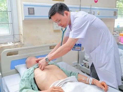 Nam thanh niên nhập viện sau nhiều giờ làm việc dưới nắng nóng
