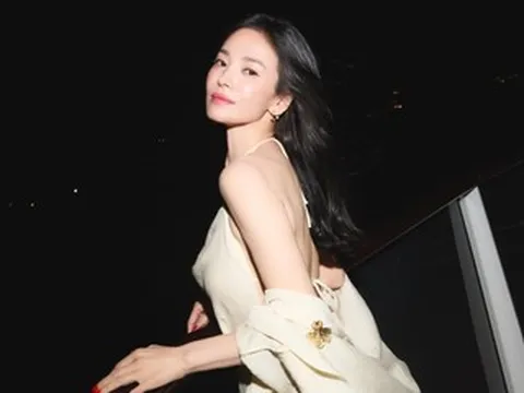 Diễn viên Song Hye Kyo khoe lưng trần táo bạo, đẹp như nữ thần ở tuổi 45
