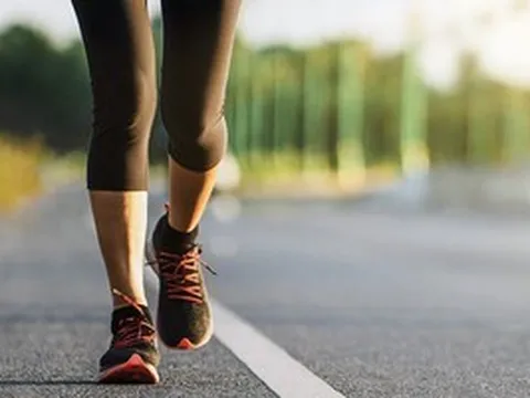 Ngồi lâu: Đi bộ bao nhiêu bước đủ bù đắp?