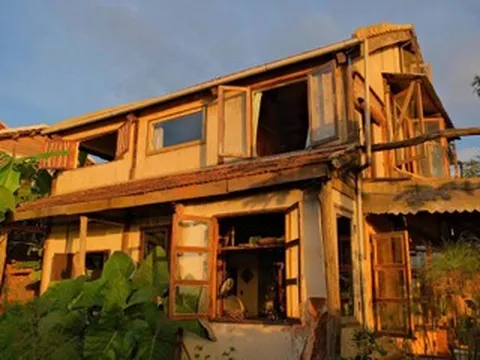 Mua nhà 3 gian cũ, vợ chồng ở Lâm Đồng xếp chồng kiểu lạ, dựng không gian đẹp mê
