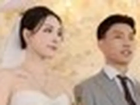 Khoảnh khắc cô dâu công khai có con gái riêng ở lễ cưới Văn Thanh gây sốt