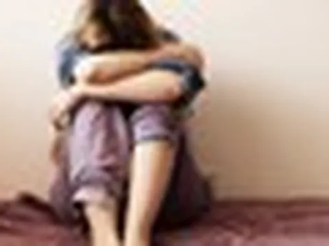 Bé gái 13 tuổi nhịn ăn sáng để dành tiền tự đi khám tâm lý, nói 1 câu khiến bác sĩ phải suy ngẫm
