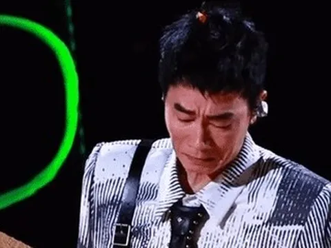 Ca sĩ Trần Tiểu Xuân bật khóc xin lỗi khán giả