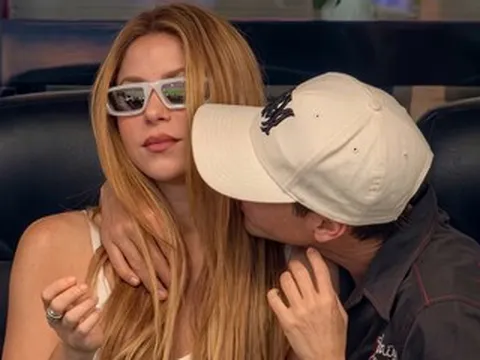 Nụ hôn của con trai ca sĩ Shakira trên khán đài World Cup gây bão mạng xã hội
