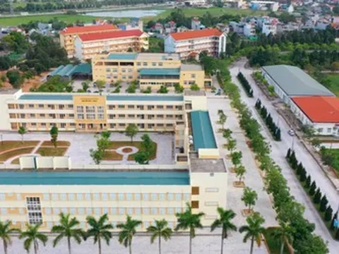 Vì sao trường công lập Hồng Đức vẫn thu học phí?