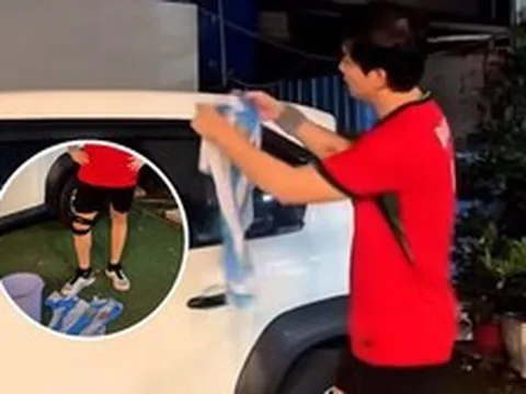 Ca sĩ Tim mặc áo Ronaldo dùng áo đấu giống của Argentina lau xe, còn ném xuống đất gây phẫn nộ