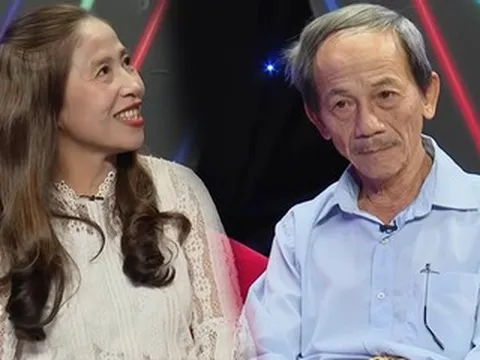 Cô giáo về hưu U60 được chồng cũ 'hộ tống' đi tìm tình mới