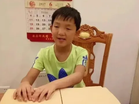 Cậu bé từng bị tấn công đến mù mắt giờ ra sao?