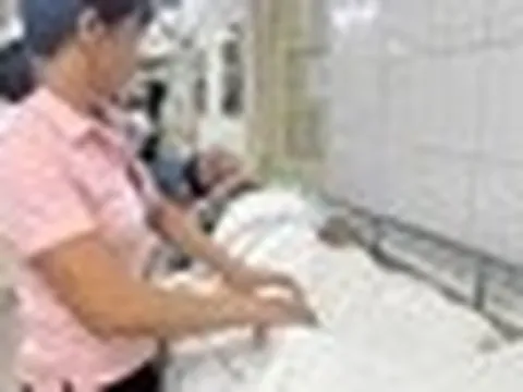 Tai nạn bất ngờ đẩy gia đình nghèo vào đường cùng: "Tôi chỉ mong chồng còn hy vọng để con còn có bố"