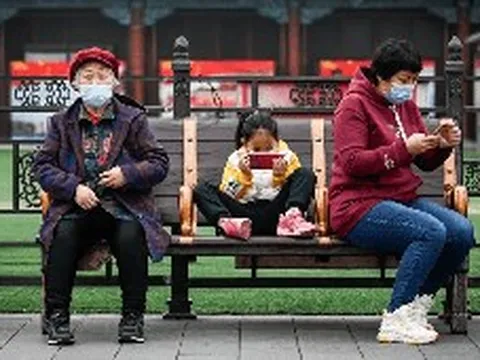 Cha mẹ dùng điện thoại 9 giờ/ngày: Thách thức lớn nhất thời đại số và làm sao để trở thành tấm gương "tắt máy" đúng lúc?