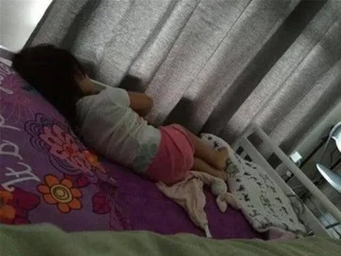 Con ngủ một mình nhưng luôn nói "Có người trong phòng", mẹ xem camera giám sát thì hoảng sợ