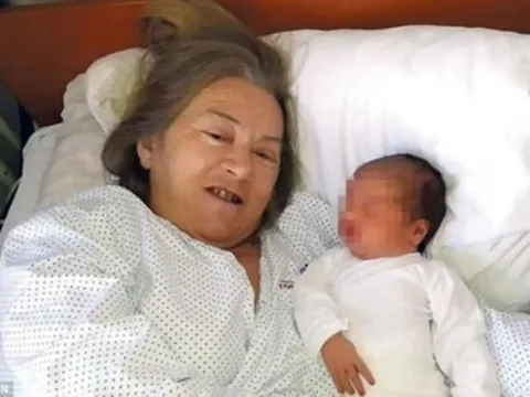 Mẹ U60 mới có con, vừa sinh xong chồng vào nhìn 1 cái liền chia tay, lý do bất ngờ