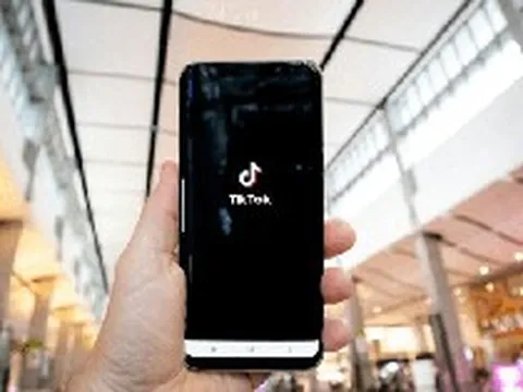 Đừng để AI "dắt mũi": Chúng ta đang đi du lịch hay chỉ là con rối của thuật toán trên mạng xã hội?