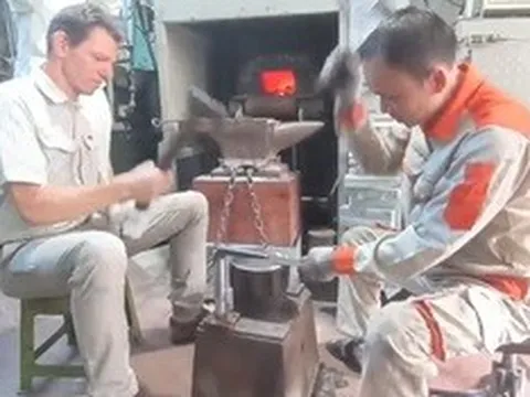Du khách nước ngoài thích thú trải nghiệm làm dao tại làng nghề Đa Sỹ