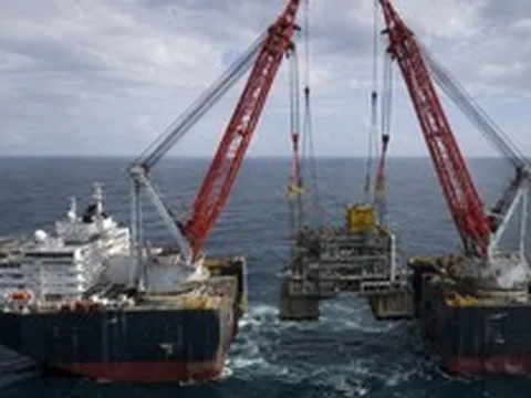 Phát hiện tàu cẩu bán chìm trị giá 1,5 tỷ USD, dài 220 m có thể nhấc 20.000 tấn chỉ trong một lần cẩu, thực hiện nhiệm vụ đặc biệt ngoài khơi