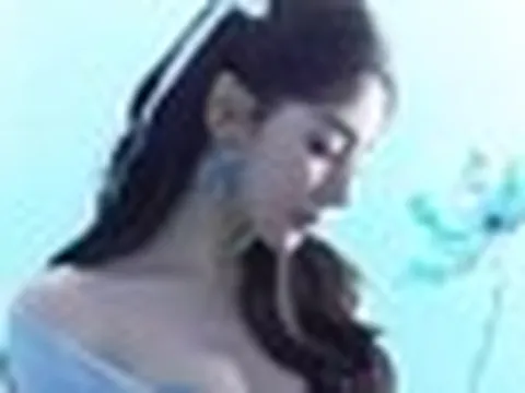 Địch Lệ Nhiệt Ba mặc quá hở