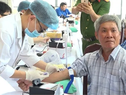 Lấy mẫu ADN thân nhân nghi liệt sĩ Huỳnh Văn Quên vừa được tìm thấy tại Công viên Lê Thị Riêng
