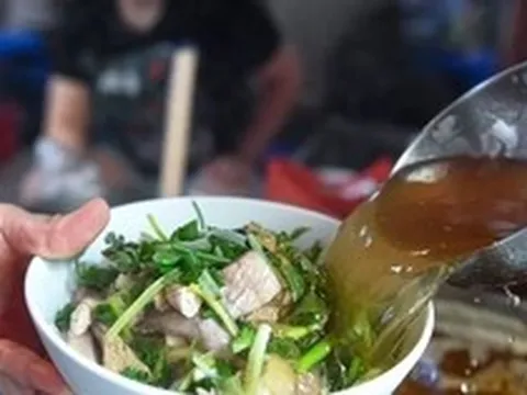 Chủ hàng phở nói lý do 'neo' giá cao dù xăng dầu giảm liên tiếp